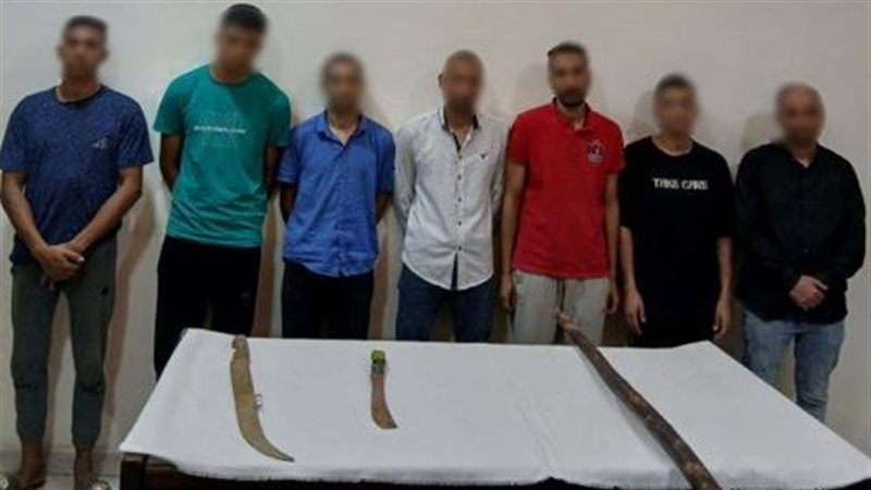 المتهمون عقب ضبطهم 