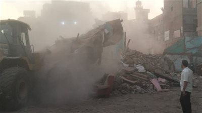 انهيار وشيك ينتهي بالإزالة.. حملة عاجلة للتعامل مع عقار آيل للسقوط بالشرابية