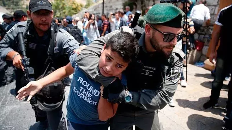 الاحتلال يعتقل الفلسطينيين