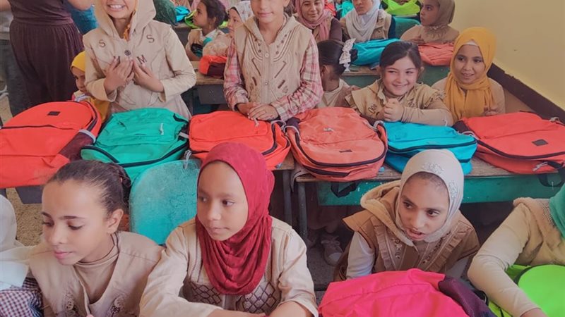 توزيع الحقائب على التلاميذ