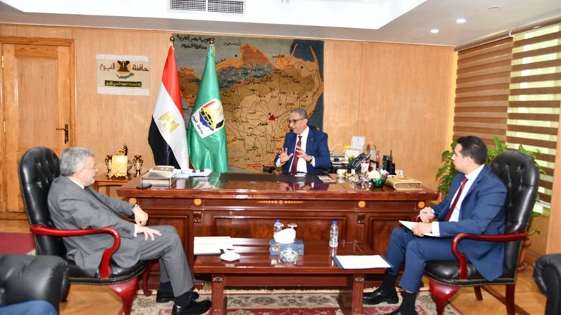 محافظ الفيوم اثناء اللقاء