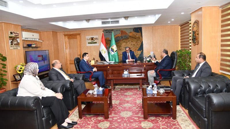 محافظ الفيوم اثناء اللقاء