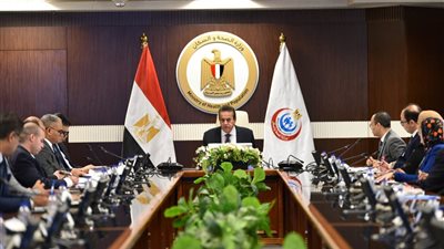 خالد عبدالغفار يترأس اجتماعًا لمراجعة مخزون الأدوية والمستلزمات الطبية بالمخازن