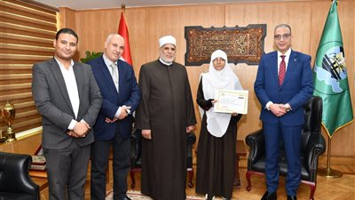محافظ الفيوم يكرم ثلاث طالبات أزهريات لحصولهن على مراكز متقدمة بمسابقات القراءة والإبداع