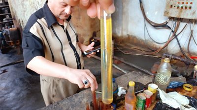 ضبط مصنع غير مرخص يعيد تدوير زيوت السيارات وبيعها بعبوات مزورة في الغربية