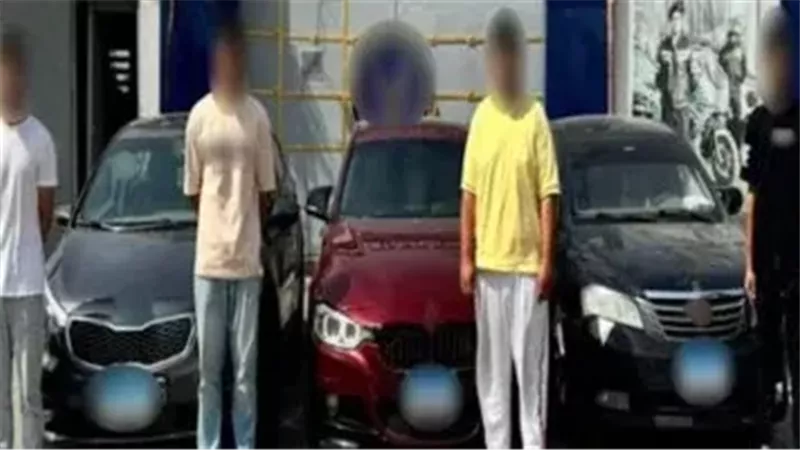 المتهمين عقب القبض عليهم