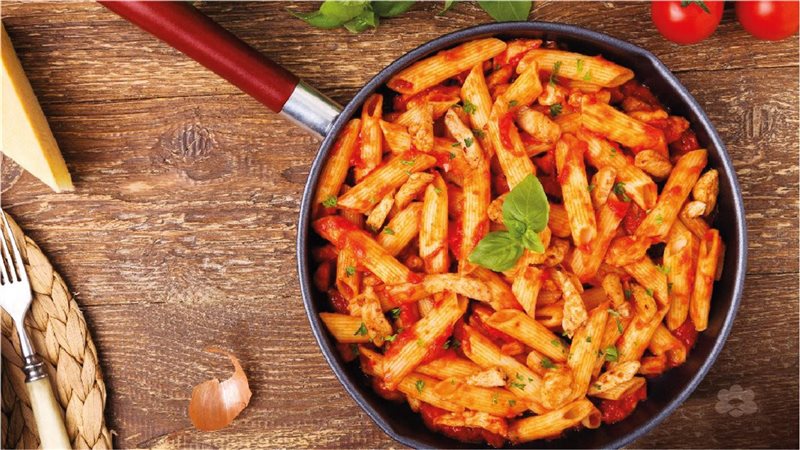 المكرونة بصوص الطماطم الكريمي