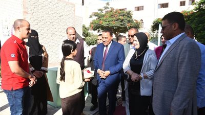 محافظ مطروح يتفقد انتظام العملية التعليمية بعدد من مدارس المحافظة