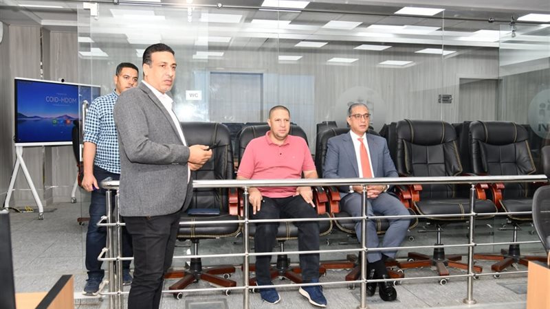 محافظ الفيوم أثناء الجولة
