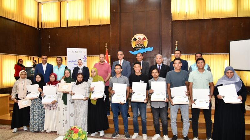 محافظ الفيوم  فى صورة تذكارية مع المكرمين  اثناء التكريم