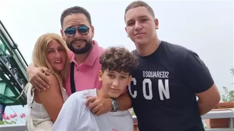 الفنان احمد رزق وأسرته