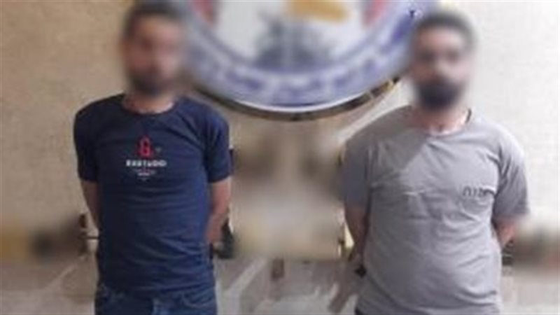 المتهمين وأمامهم المضبوطات 
