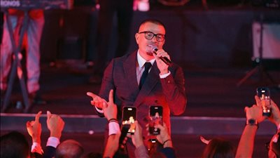 عمرو دياب يتألق في حفل خاص بالأهرامات