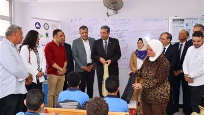 توزيع شنط مدرسية على الطلاب بحضور محافظ دمياط ووكيل مديرية التعليم