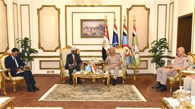 الفريق أول عبد المجيد صقر يلتقي وزير الدفاع الصومالي