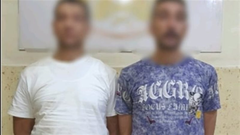 المتهمان عقب ضبطهما 