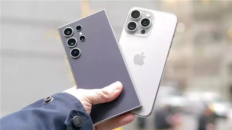 هاتفي آيفون XS وسامسونج جلاكسي A52