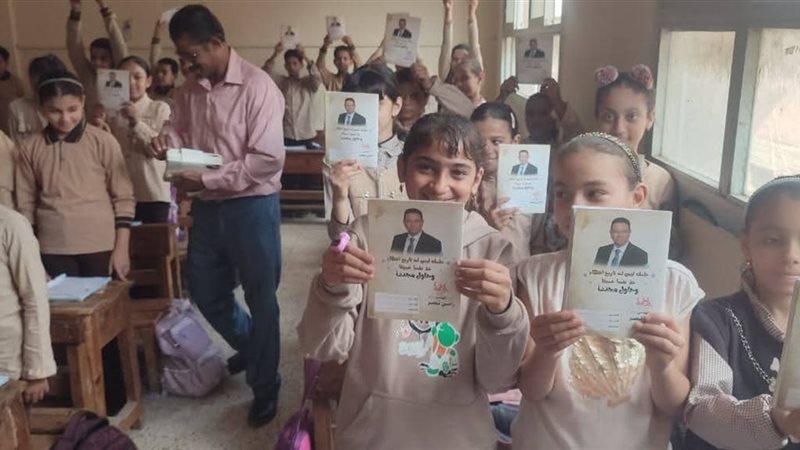 جانب من التوزيع في المدرسة 