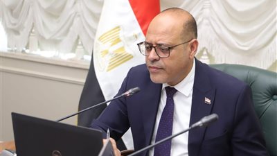 وزير العمل يشهد تسليم 700 عقد عمل معظمهم لـ