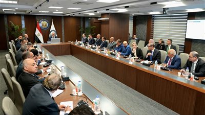 وزير البترول يجتمع مع رؤساء الصحف لعرض خطة الوزارة لزيادة الإنتاج المحلي 