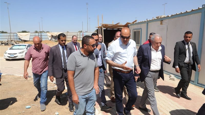 وزير العمل خلال الجولة التفقدية 