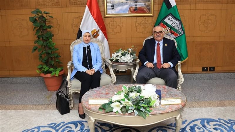صورة تذكارية لمدير مركز البحوث الجنائية ورئيس هيئة قضايا الد