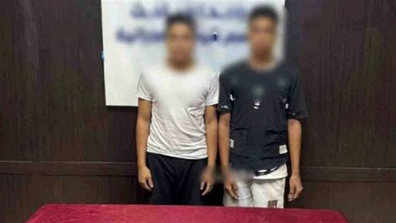 المتهمان عقب ضبطهما 