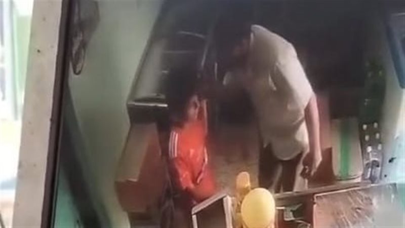 جانب من الواقعة المصورة بكاميرات المراقبة