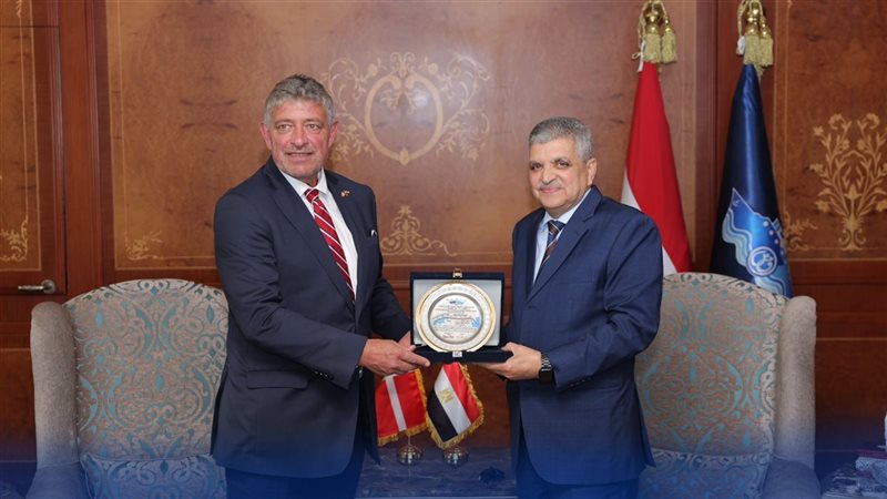 رئيس قناة السويس وسفير الدنمارك