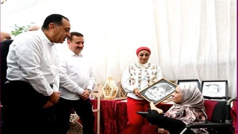 فتاه ترسم بقدميها في لقاء رئيس الوزراء