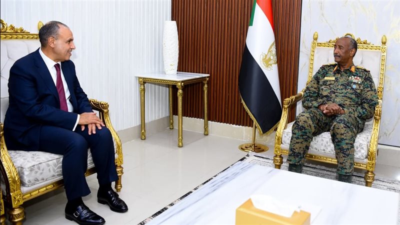 وزير الخارجية مع رئيس مجلس السيادة السوداني  