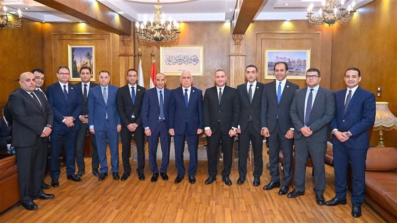 صورة تذكارية النائب العام مع أعضاء النيابة العامة شرق وشمال 