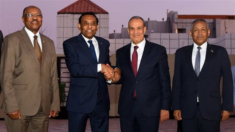 وزير الخارجية يلتقي رئيس وزراء السودان 