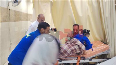محافظ سوهاج يوجه بعلاج طفلة مريضة وفرصة عمل لوالدها