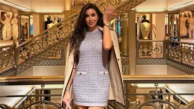 ياسمين صبري تخطف الأنظار بإطلالة أنيقة في باريس بعد مشاركتها بعرض الأزياء