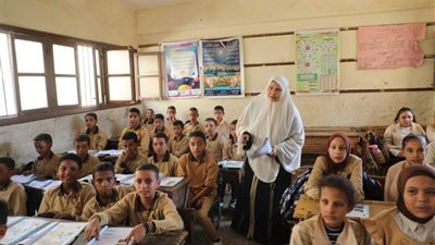 تكريما للمعلمين.. زيارة ميدانية من نائب محافظ المنيا لمدرسة بنزلة الفلاحين 