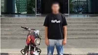 منادي سيارات يطارد سائقا بأكتوبر.. والشرطة تسيطر على الدراجة وتقبض عليه