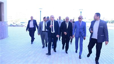 رئيس جامعة سوهاج يجرى جولة داخل معامل الحاسب الآلي