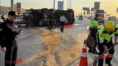 انقلاب سيارة نقل واصطدامها بأتوبيس مدارس في القاهرة الجديدة.. تفاصيل (فيديو وصور)