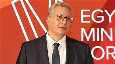 وزير البترول يبحث ومسؤول 