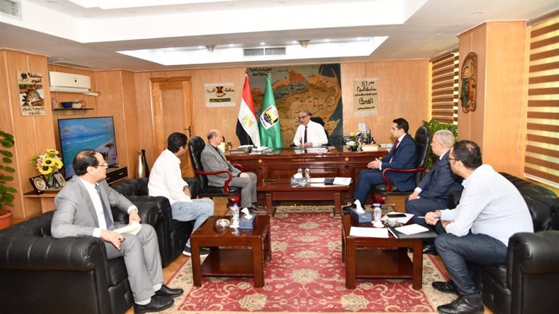 محافظ الفيوم أثناء اللقاء