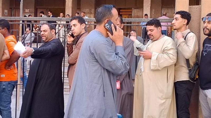 جانب من المرشحين أمام مجمع محاكم سوهاج 