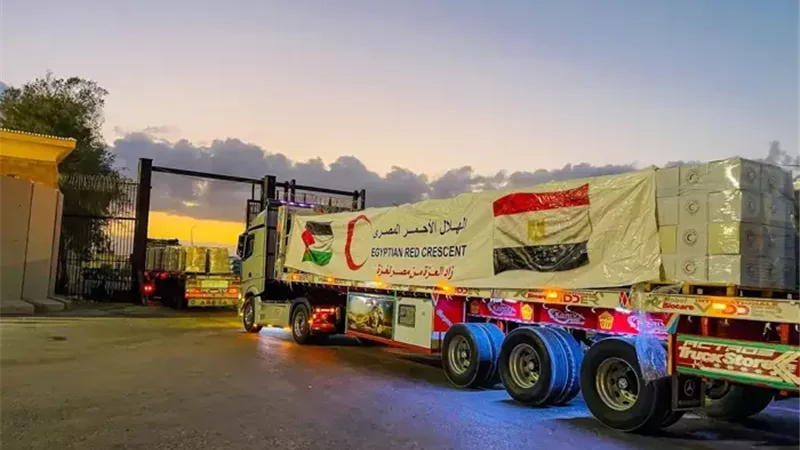 جانب من شاحنات المساعدات الإنسانية المتجهة من مصر إلى قطاع غ