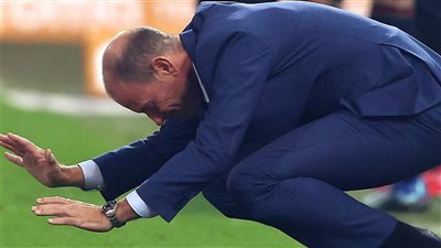 قبل الوصول لمصر.. سجدة مدرب الأهلي الجديد في الدنمارك تثير الجدل (صور)