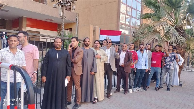 جانب من المرشحين أمام مجمع محاكم سوهاج 
