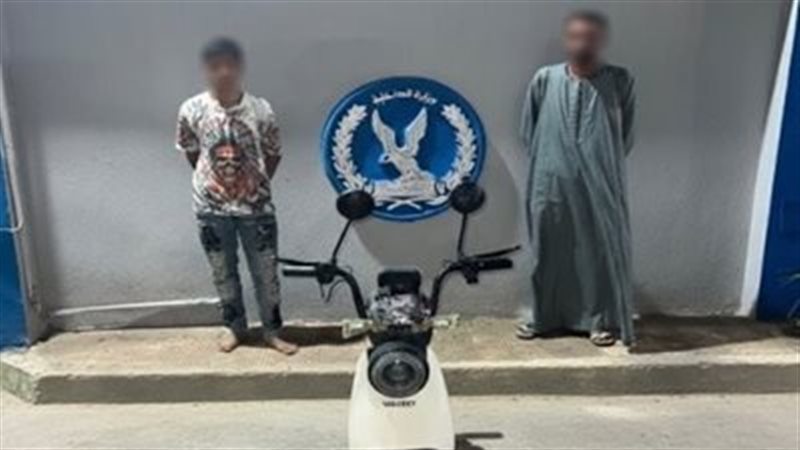 قائد دراجة يصدم سيدة ويفر هاربًا ببني سويف
