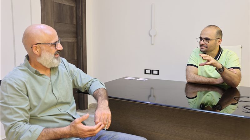 محمد صبري رئيس تحرير الجمهور خلال حديثة مع الفنان حازم سمير 