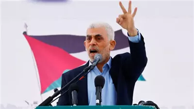 بعد عام من استشهاده.. متحدث جيش الاحتلال ينشر صورة ليحيى السنوار ويعلق