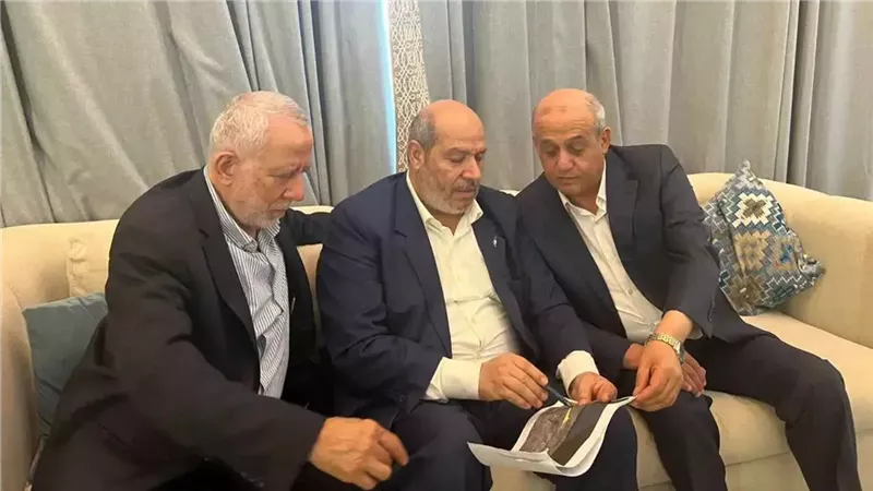 خليل الحية خلال مناقشة خرائط الانسحاب الإسرائيلي