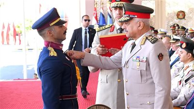  وزير الدفاع يشهد حفل تخرج دفعات جديدة من الكليات العسكرية 